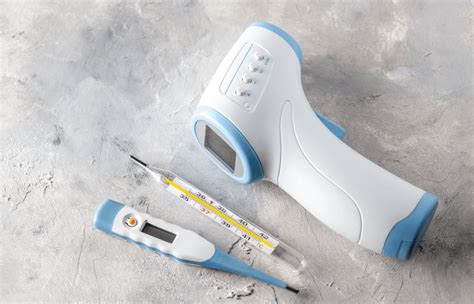 Elektronski termometer za merjenje temperature pri dojenčku