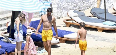 Dojenček na plaži z družino