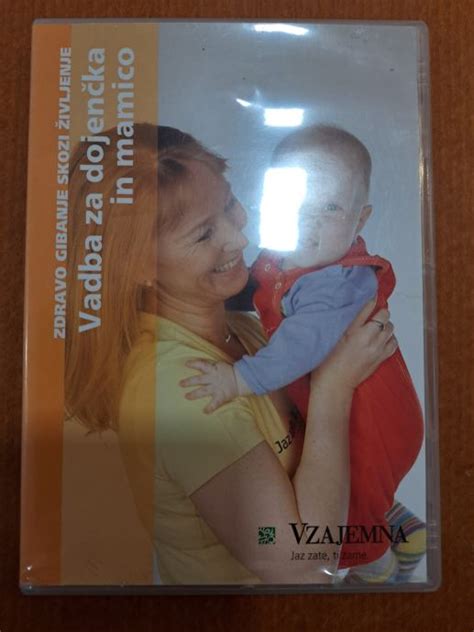 Simbolična slika navezovanja stika med mamico in novorojenčkom