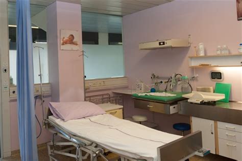 Notranjost porodne sobe v Ptujski porodnišnici z opremo za naravni porod