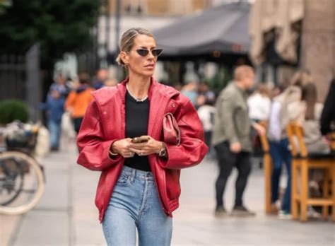 Ženska v prostorni oversize jakni