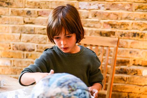 Otrok, ki ustvarja z rokami