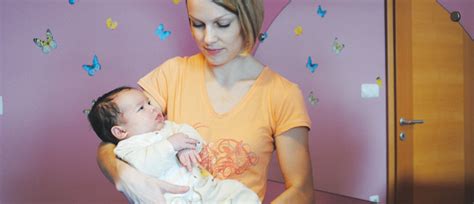 Pravilno držanje dojenčka v naročju