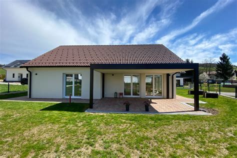 Fotografija pred Klammerjevo hišo z otroškim vozičkom