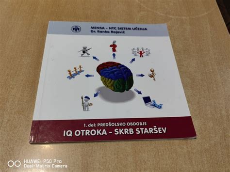 Simbolična slika otroka in staršev.