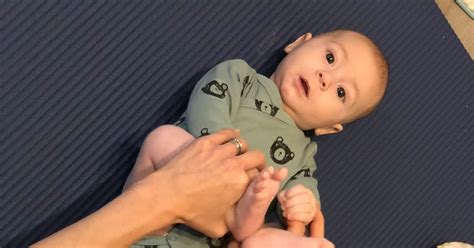 Dojenček na trebuhu, oprt na dlani, pripravljen na premik na vse štiri.