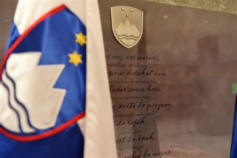 Slovenska zastava med drugo svetovno vojno z rdečo zvezdo