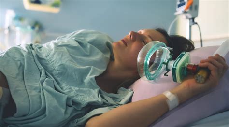 Ilustracija vaginalnega poroda in poroda s carskim rezom