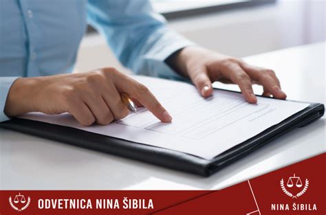 Ilustracija ženske, ki gleda dokumente o zaposlitvi