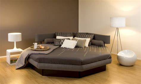 Fotografija sodobne vodne postelje v spalnici