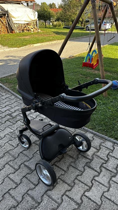 Otroški voziček v črni barvi