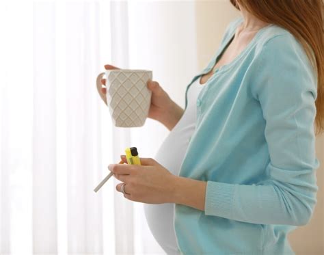 Ženska med nosečnostjo izvaja jogo