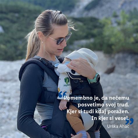 starš, ki nosi dojenčka v nosilki