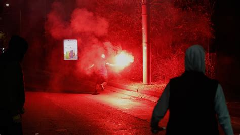 Simbolična ilustracija toplega objema med materjo in novorojenčkom.