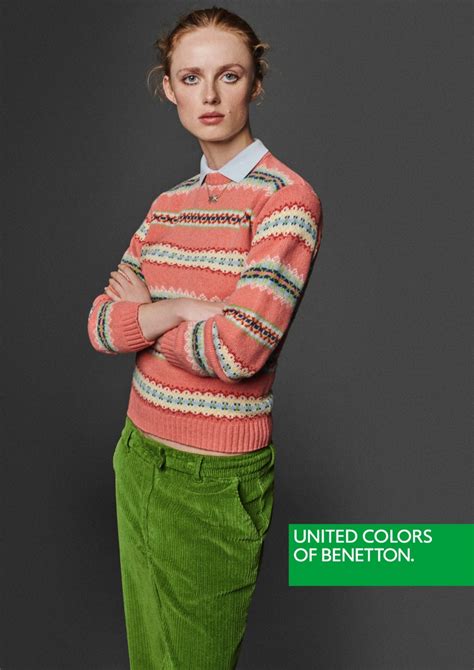 Deklica v pisanem puloverju United Colors of Benetton