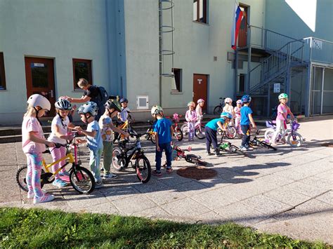 Otrok, ki se uči voziti kolo