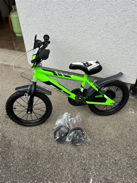 Otroško kolo s pomožnimi kolesi