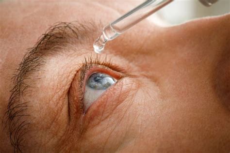 Ilustracija ženskih oči s kapljicami