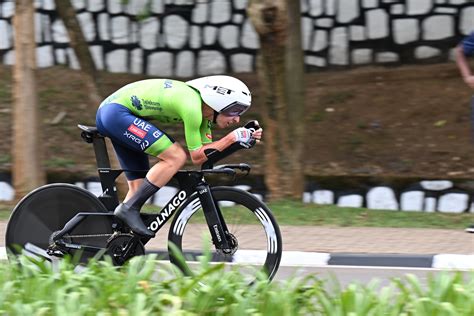 dojenček v bočnem položaju z dvignjeno glavo