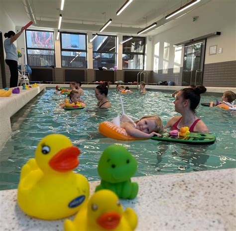 dojenček v položaju 'plavanja' na trebuhu