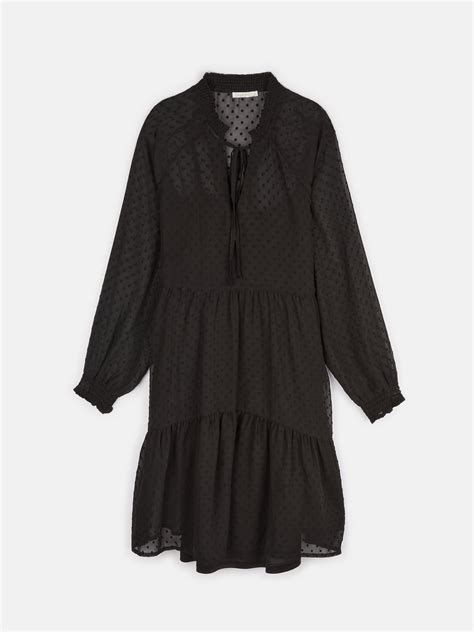 Ženska v elegantni nosečniški obleki iz šifona