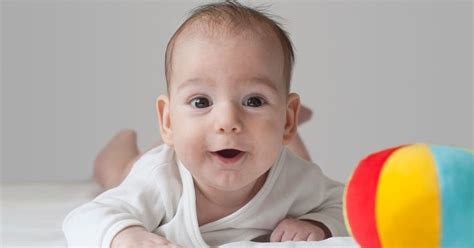 dojenček se igra na tleh