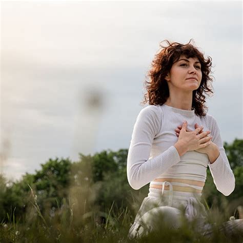 Ženska izvaja dihalne vaje v naravi