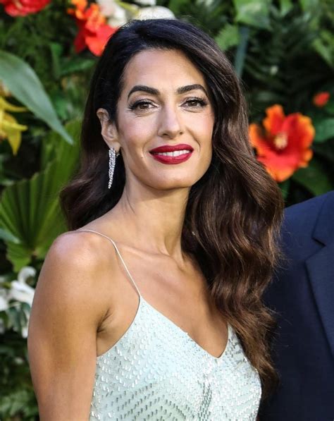 Amal Clooney v elegantni nosečniški obleki