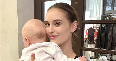 Mlada mamica doji novorojenčka