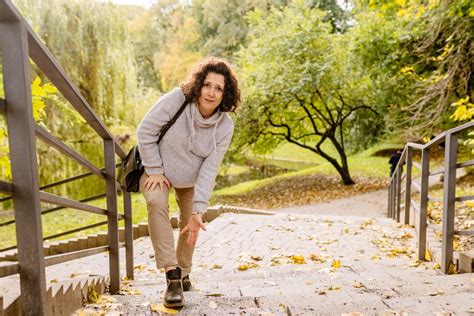 Nosečnica, ki teče po mirnem gozdnem potoku