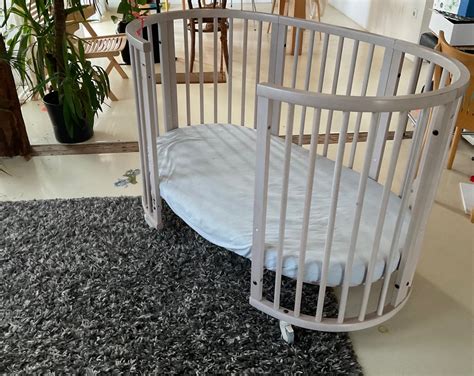 Stokke posteljica Mini v prostoru