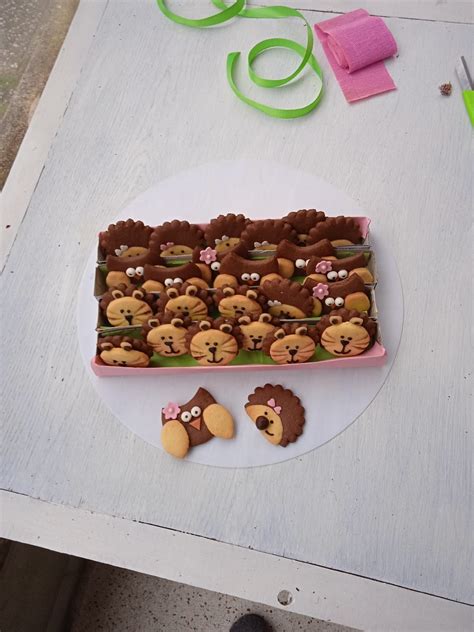 različni otroški piškoti na polici