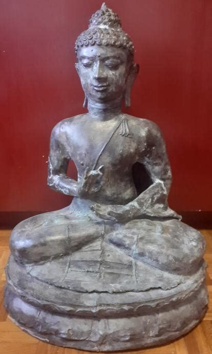 Nosečnica v sproščeni meditativni pozi