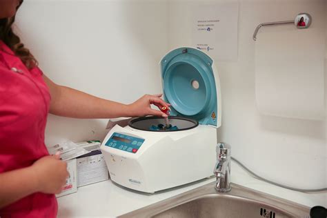 Diagram prikazuje potek odvzema krvi za dvojni hormonski test