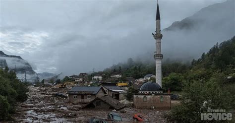 Mlada mamica doji otroka
