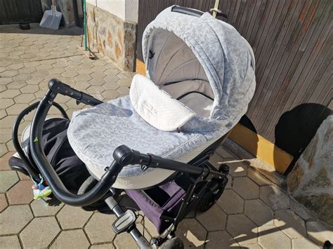 Otrok v vozičku marela