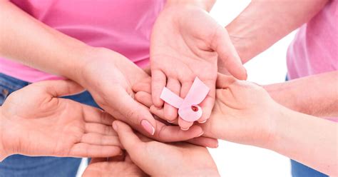 Ženska, ki drži v rokah rožnati trak, simbol boja za pravice žensk