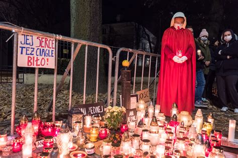 Protest ob smrti nosečnice na Poljskem, november 2022