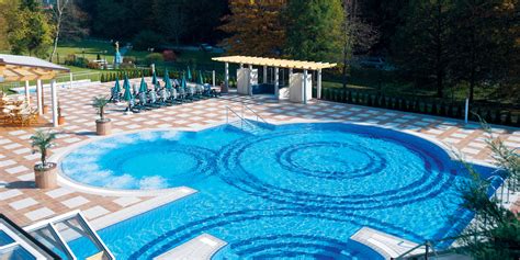 Družina na bazenu v Termah Šmarješke Toplice