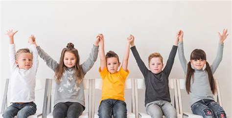 Otroci, ki izdelujejo priponke