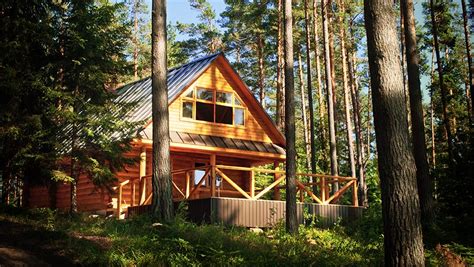 Lesena hiša v gozdu