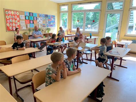 Otroci v učilnici z učiteljem