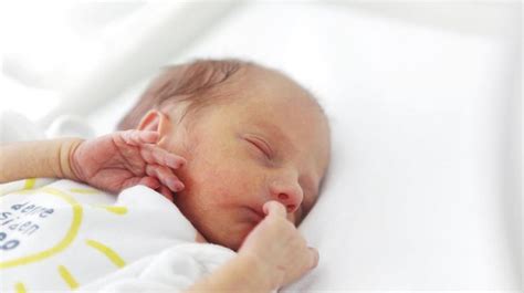 Novorojenček, ki posluša glasbo