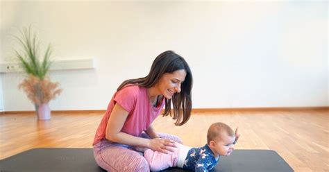 Ženska, ki izvaja nežno poporodno vadbo