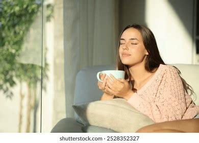 Ženska, ki se sprošča ob branju