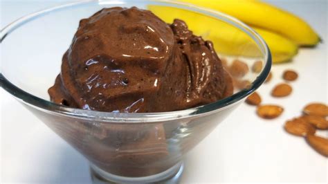 Bananin sladoled v lončku s slamicami