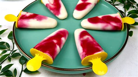 Otrok ustvarja sladoledne lučke