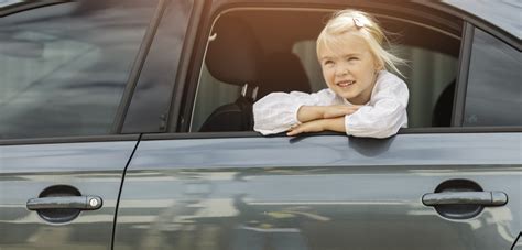 Ilustracija otroka, ki se med vožnjo počuti slabo