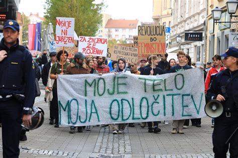 Protestniki proti splavu držijo transparente
