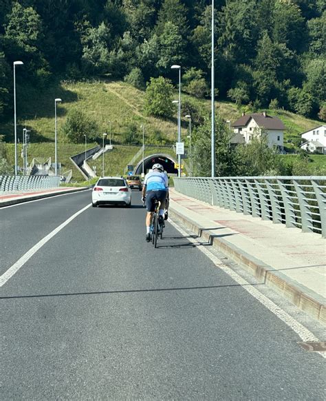 Kolesarji na kolesarski stezi v mestu